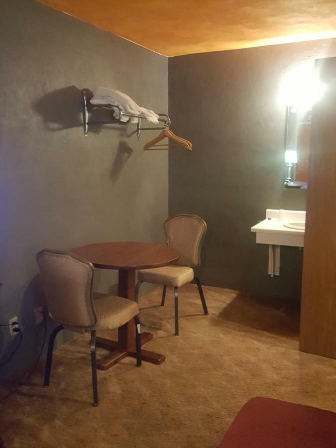Mound Haven Motel Brookville Bagian luar foto